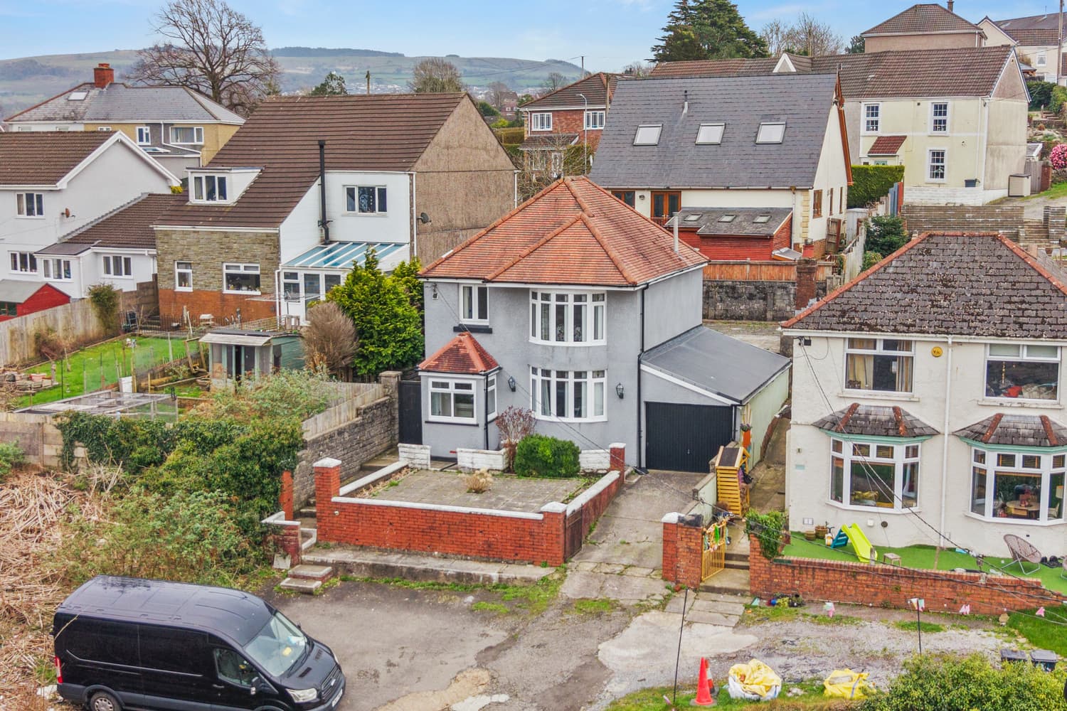 Hillcrest, Pentwyn, Neath, SA11 1YW